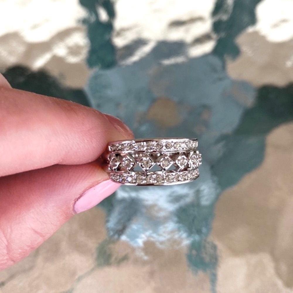 NWOT Silver Tone Crystal Cut Out Ring, Size 8